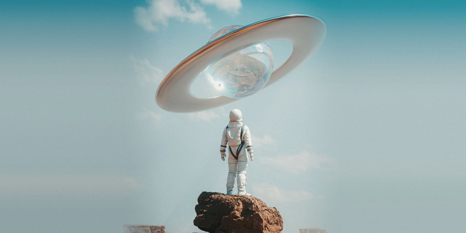 Un astronaute debout sur un rocher regarde un anneau géant flotter dans le ciel.